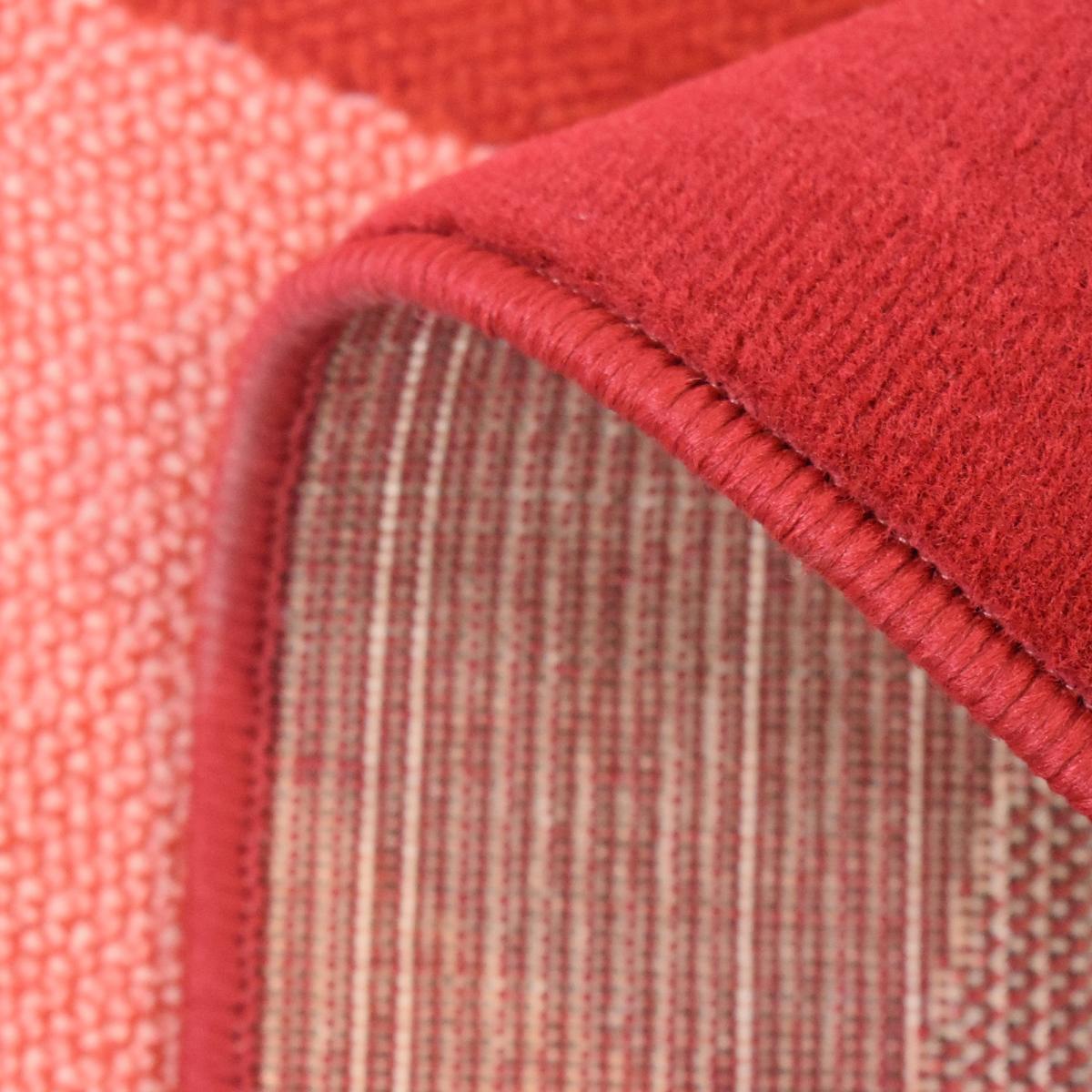 Tapis Ceje motif géométrique dans les teintes rouges