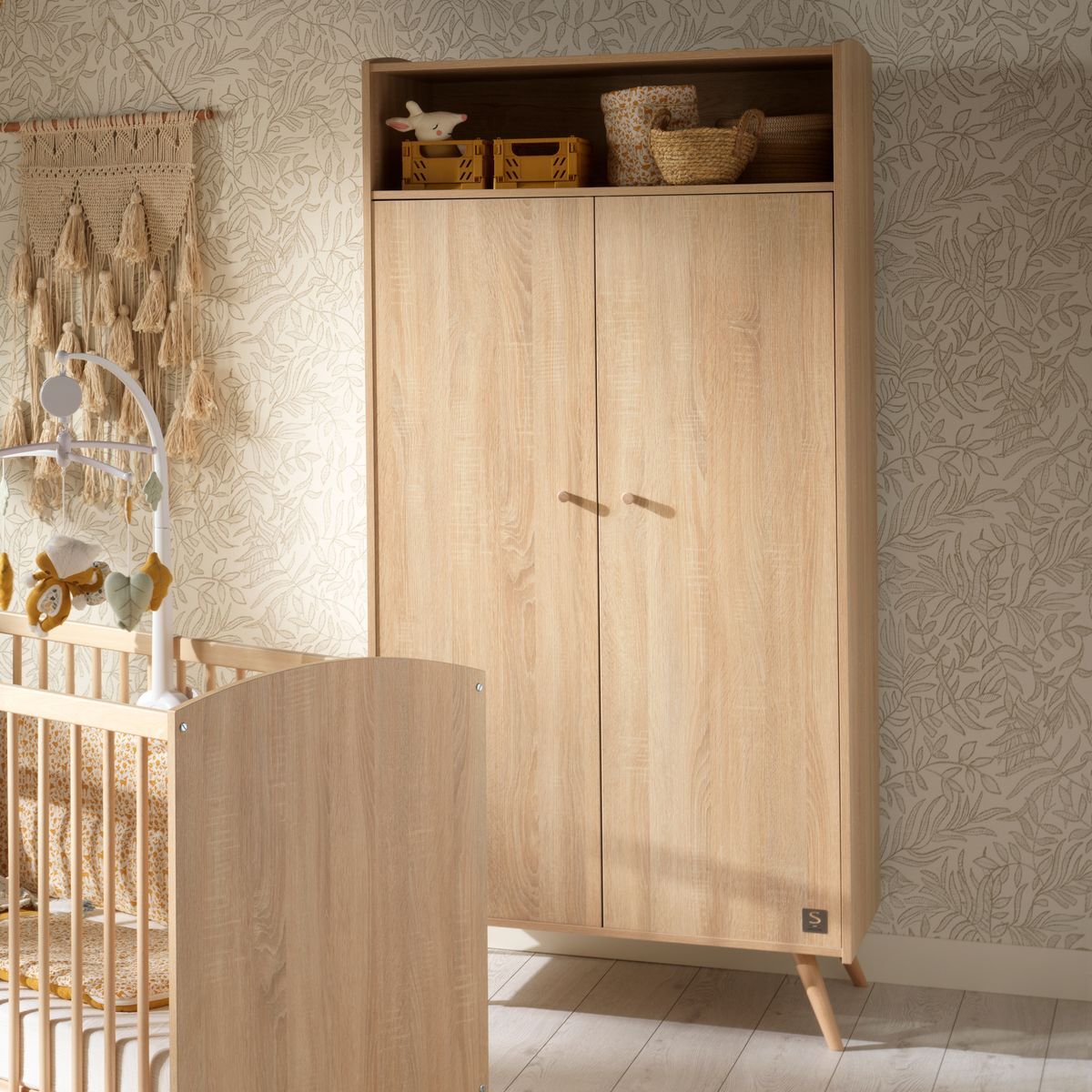 Chambre bébé trio: Lit bébé 70x140 évolutif, commode à langer 3 tiroirs et armoire 2 portes décor bois chêne
