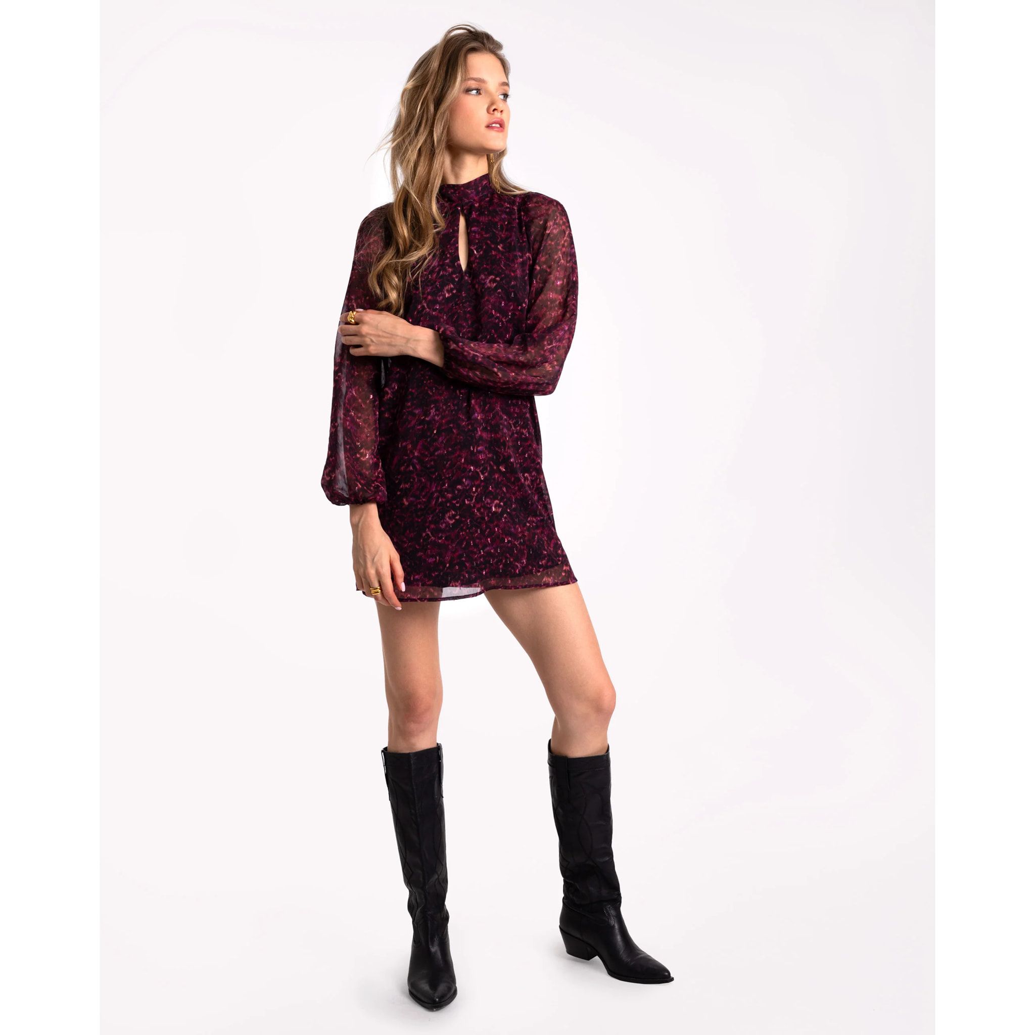 Vestido corto con lazada al cuello