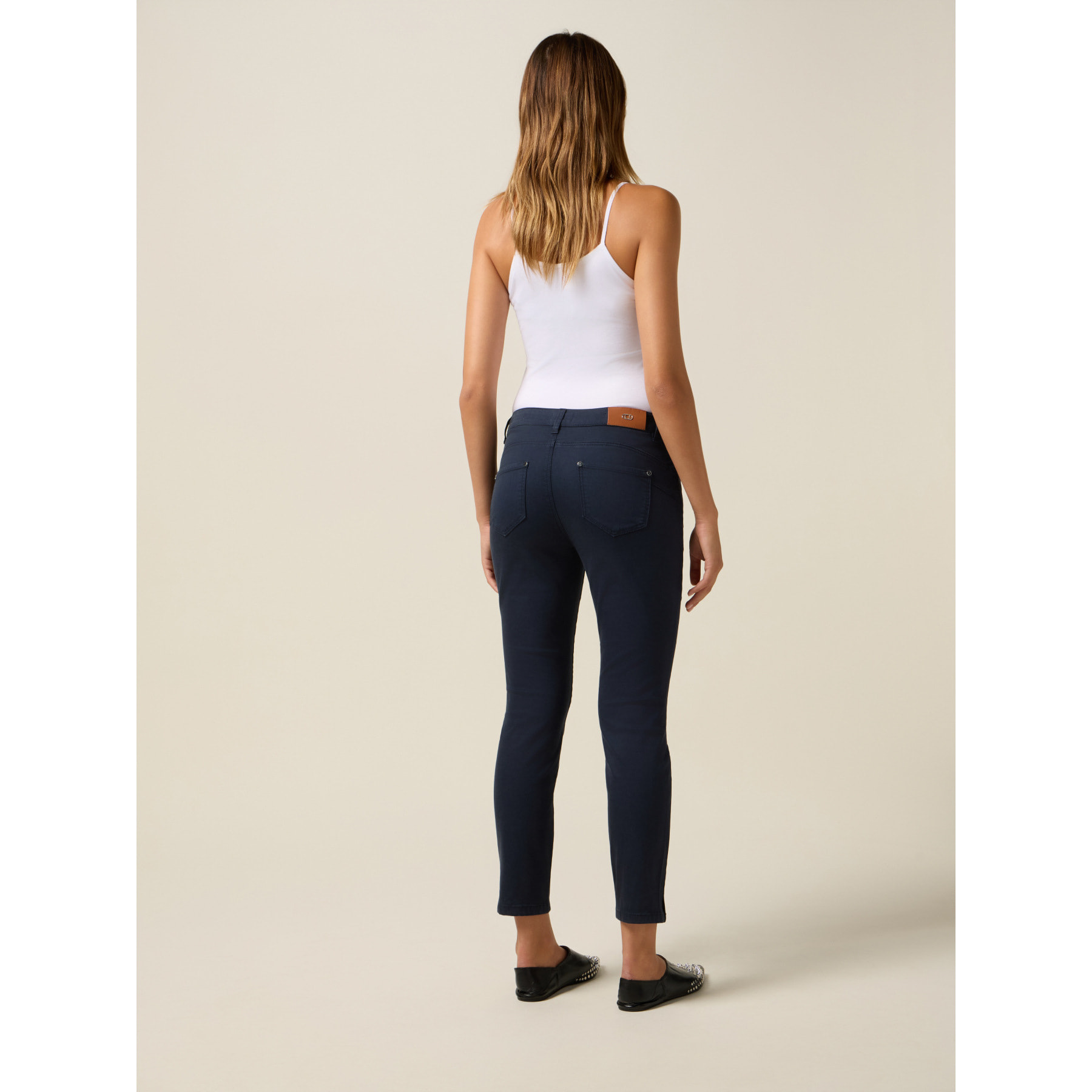 Oltre - Pantalones pitillo con detalle de cadena - Azul