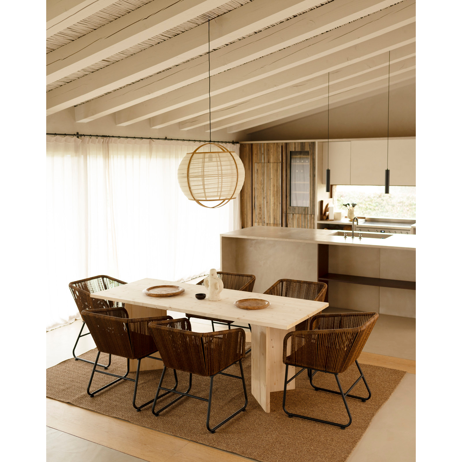 Mesa de comedor de madera maciza en tono natural de varias medidas
