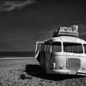Affiche beached bus Affiche sous cadre noir