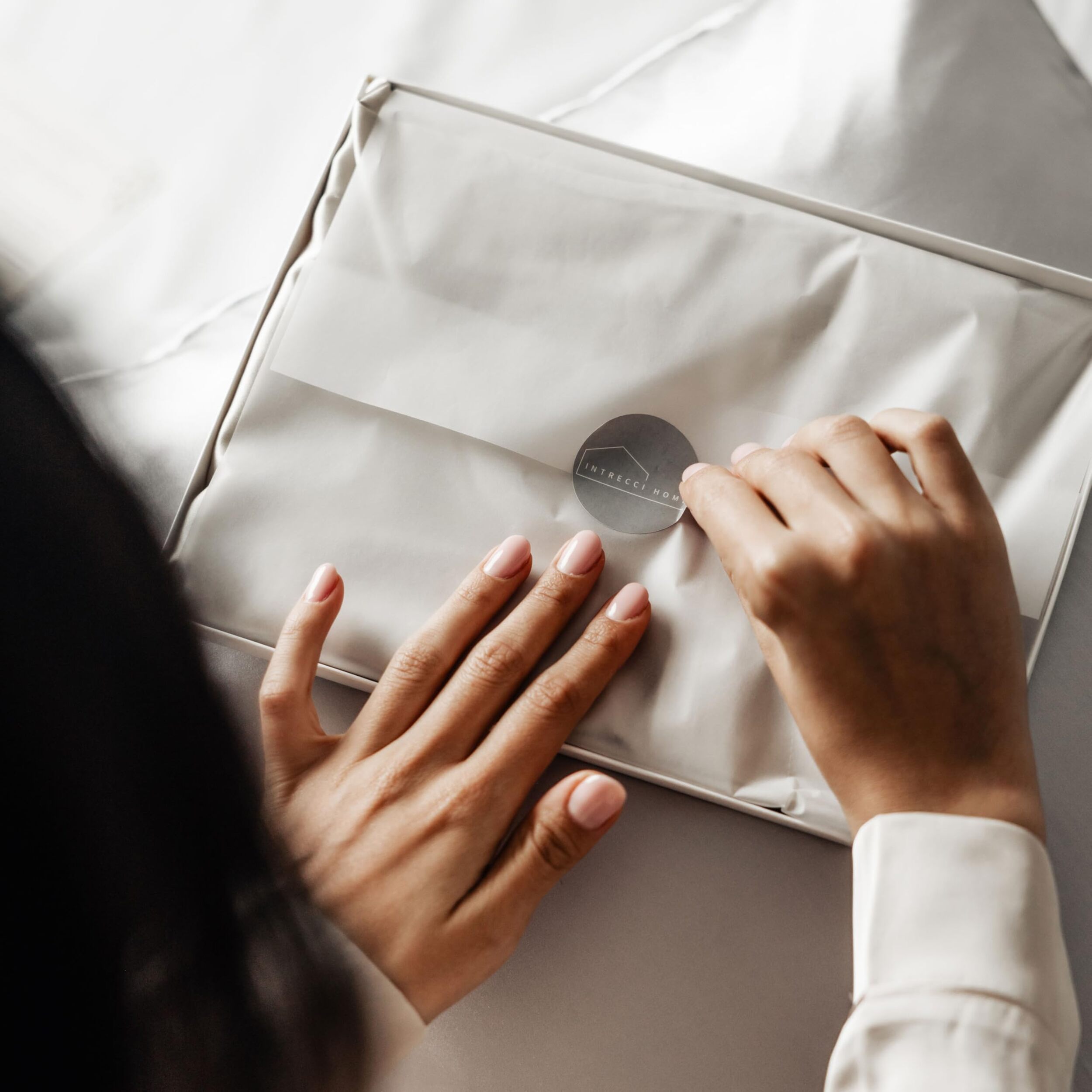 Coppia federe in seta 50x80 cm con zip e volani, fronte in seta morbida e lucente, retro in tencel traspirante, effetto anticrespo e delicata su pelle e capelli, eleganti e confortevoli, ideali per ogni stagione