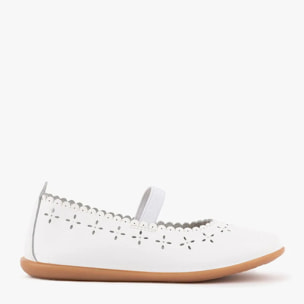 Sandali bianchi per i primi passi del bambino