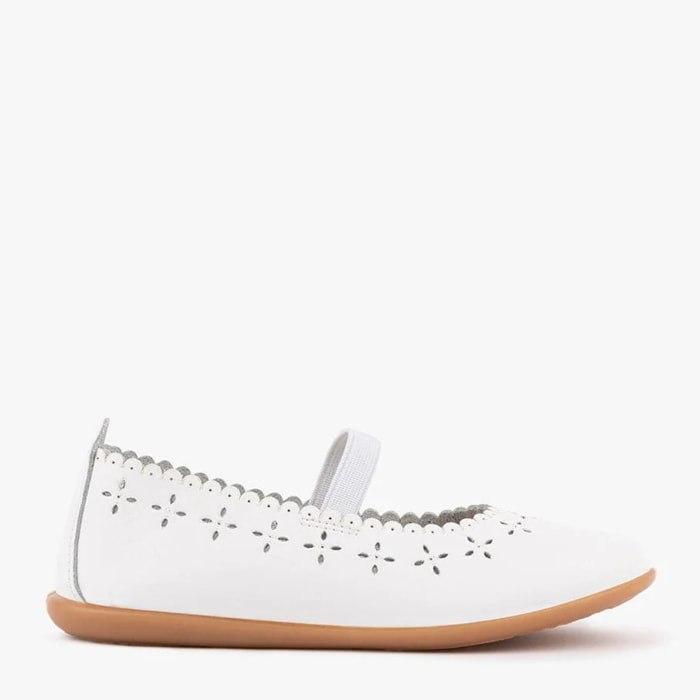 Sandali bianchi per i primi passi del bambino