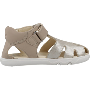 Sandalias Niña de la marca GEOX  modelo B SANDAL STEPPIEUP ORO