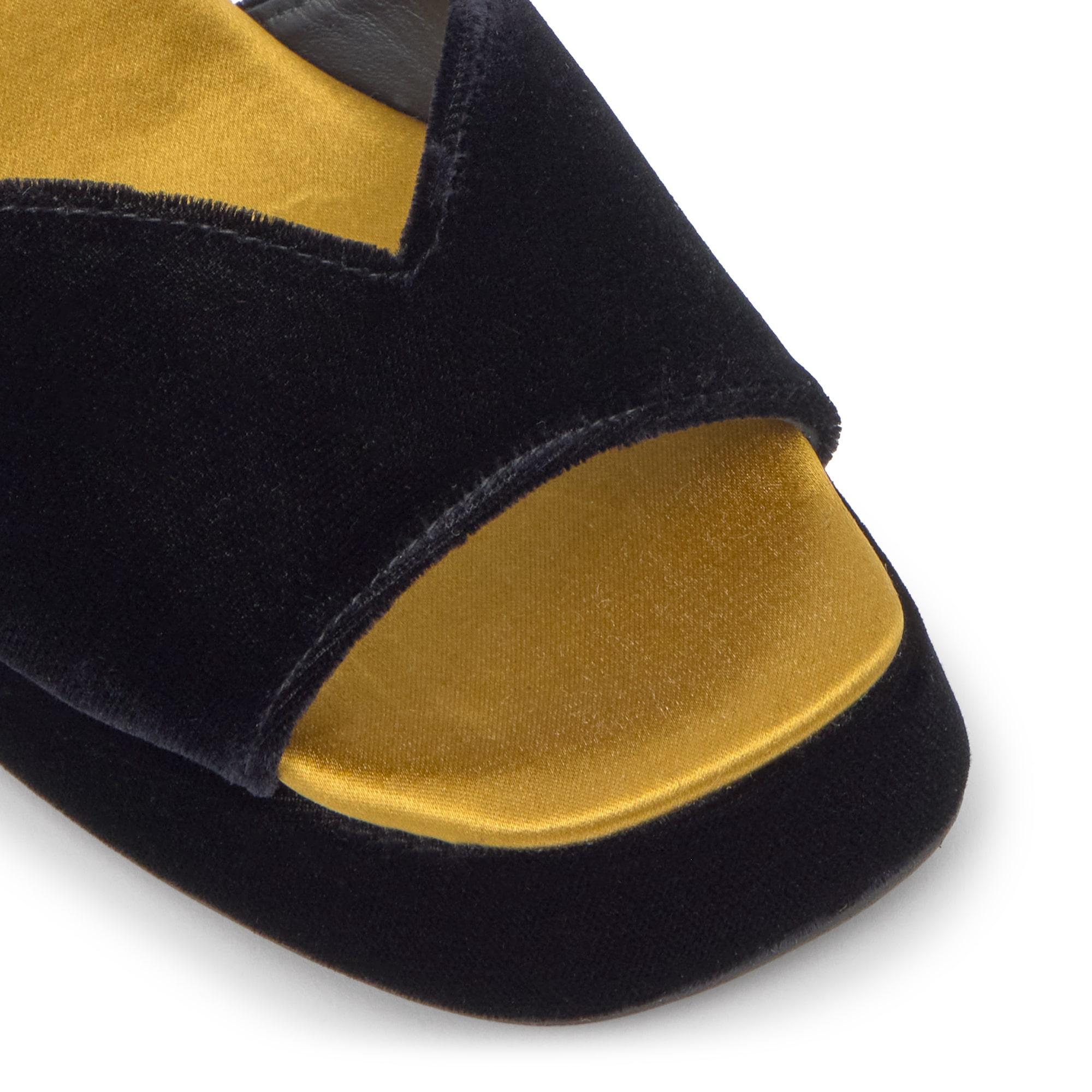 Sandalia de tacón Valencia en terciopelo con cierre de hebilla