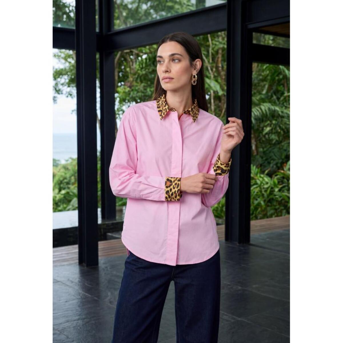 Camicia in popeline con polsini a contrasto e stampa animalier