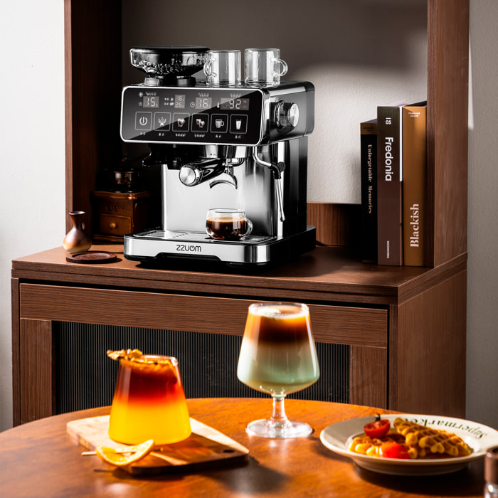 Macchinetta del caffè da 1150W con 22 livelli di macinatura da 120W e sistema duale per caffè freddo o caldo. Schermo touch, lancia vapore, pressione di 20 bar e serbatoio da 2L.