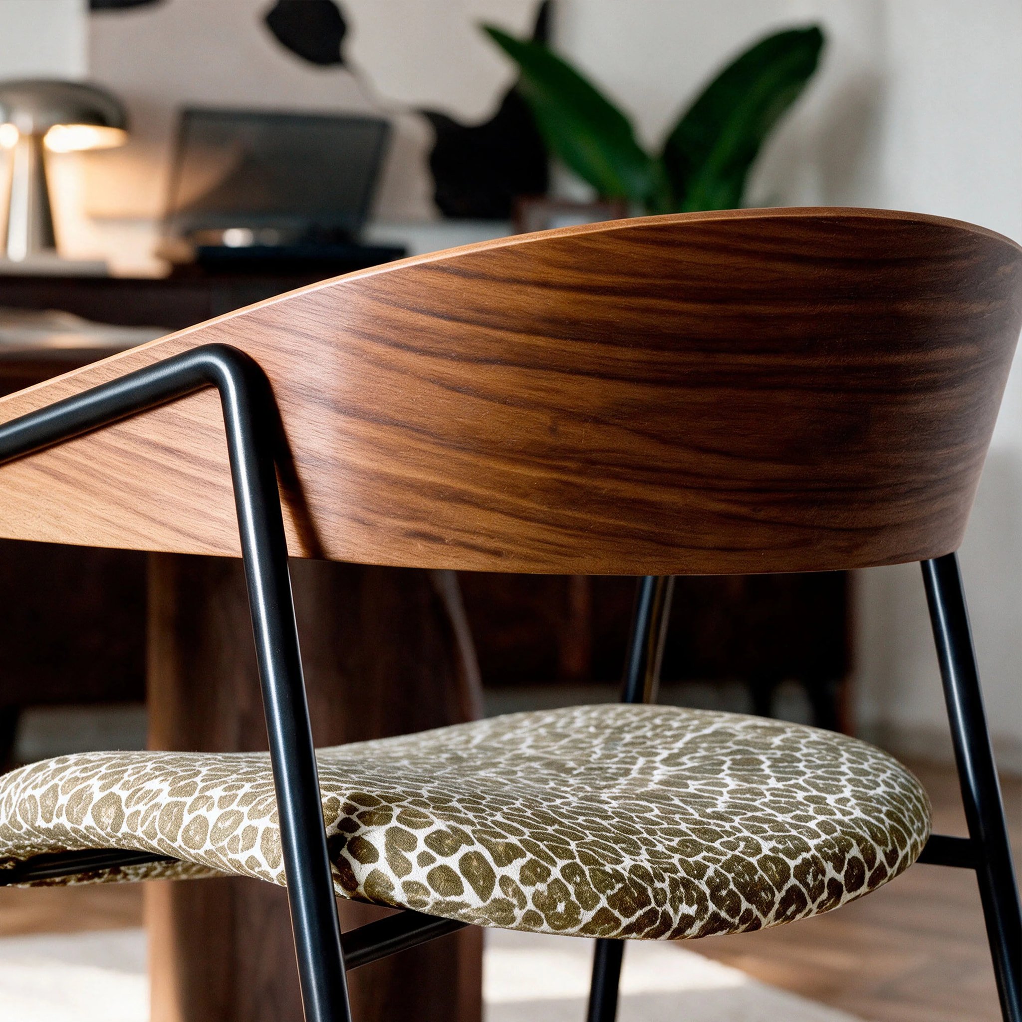 Lot de 2 chaises en tissu léopard vert kaki et bois de noyer - Esmée