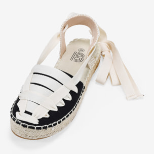 Alpargatas planas negras con tiras atadas