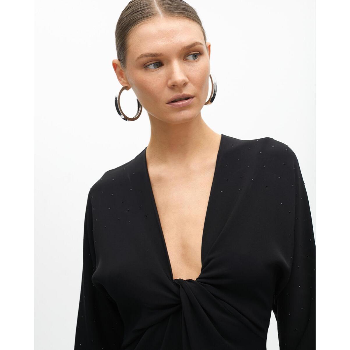 Abito in maglia con dettagli in strass sulle spalle