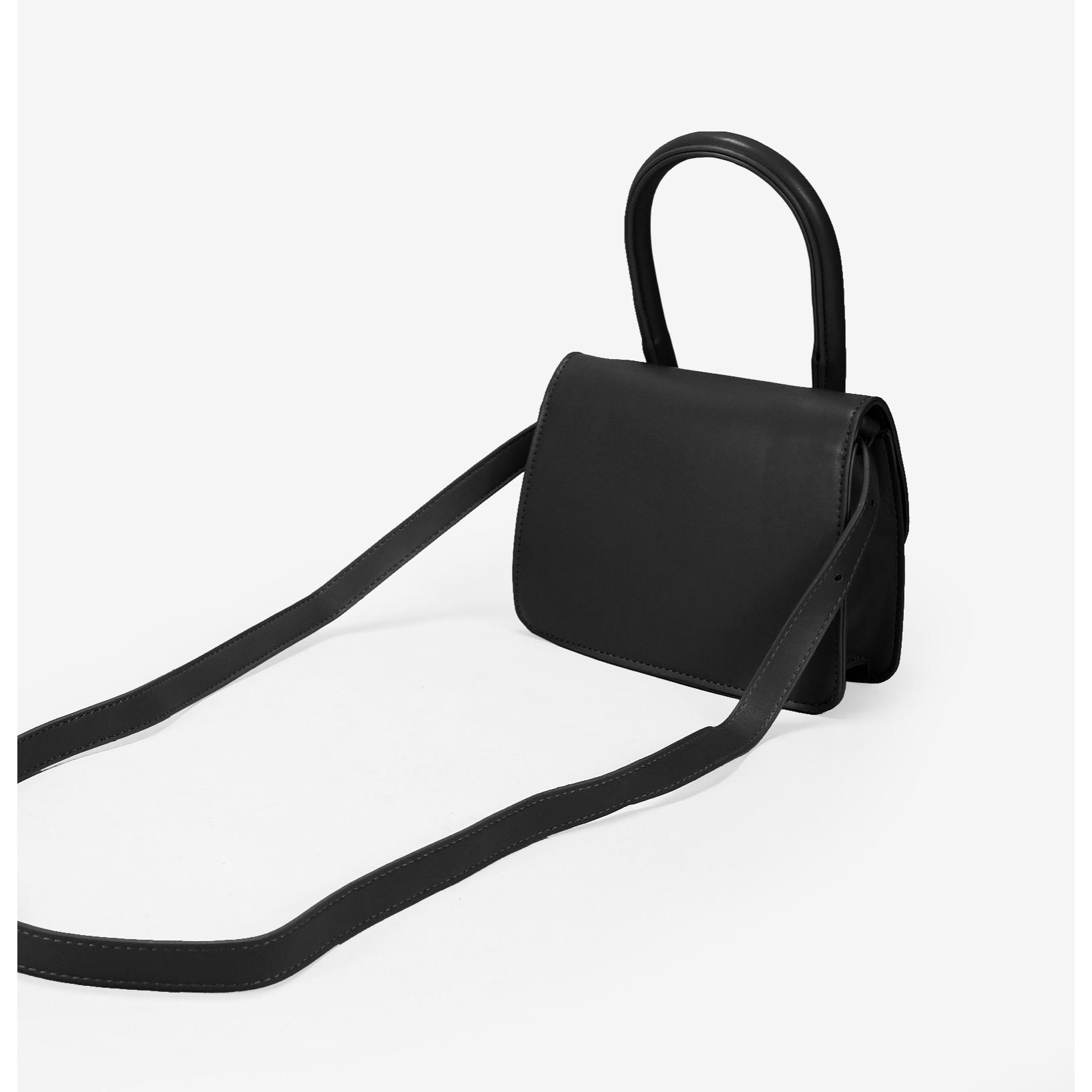 Bolso pequeño negro con solapa y broches