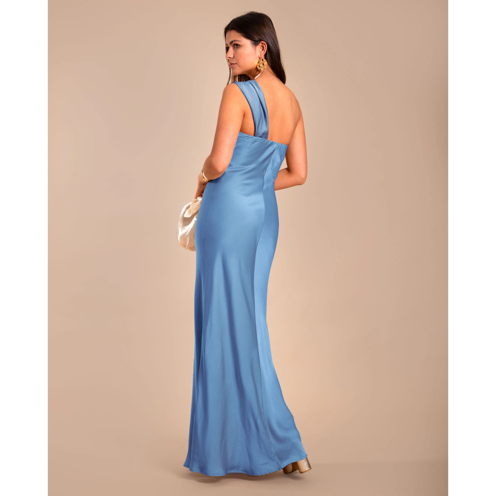 Vestido largo con escote asimétrico