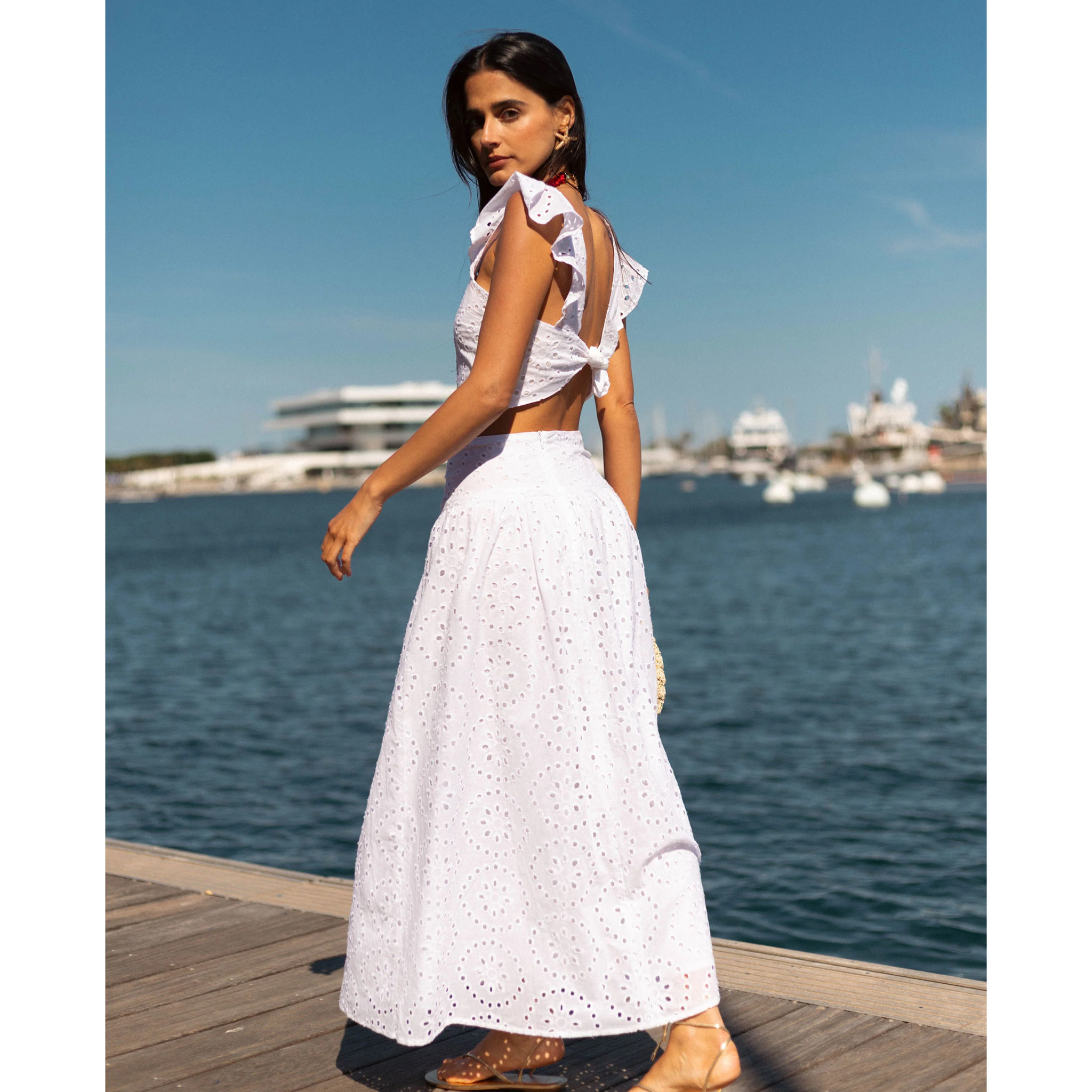 Top de mujer bordado con corte crop y espalda ajustable