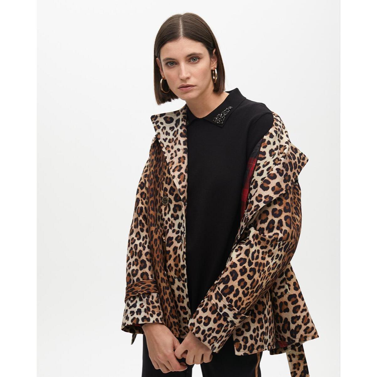 Trench corto animalier con cintura