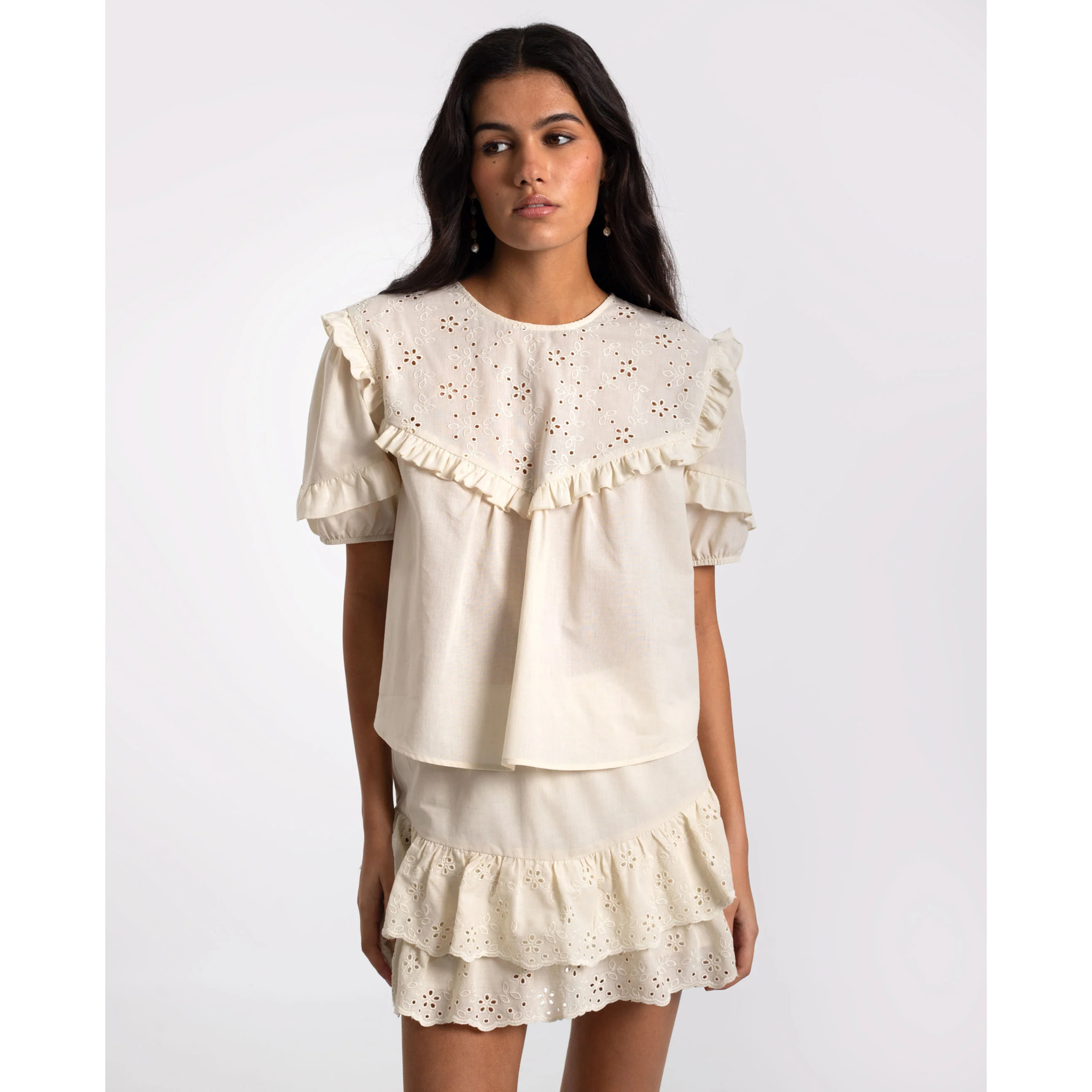 Blusa de mujer con manga corta y volantes