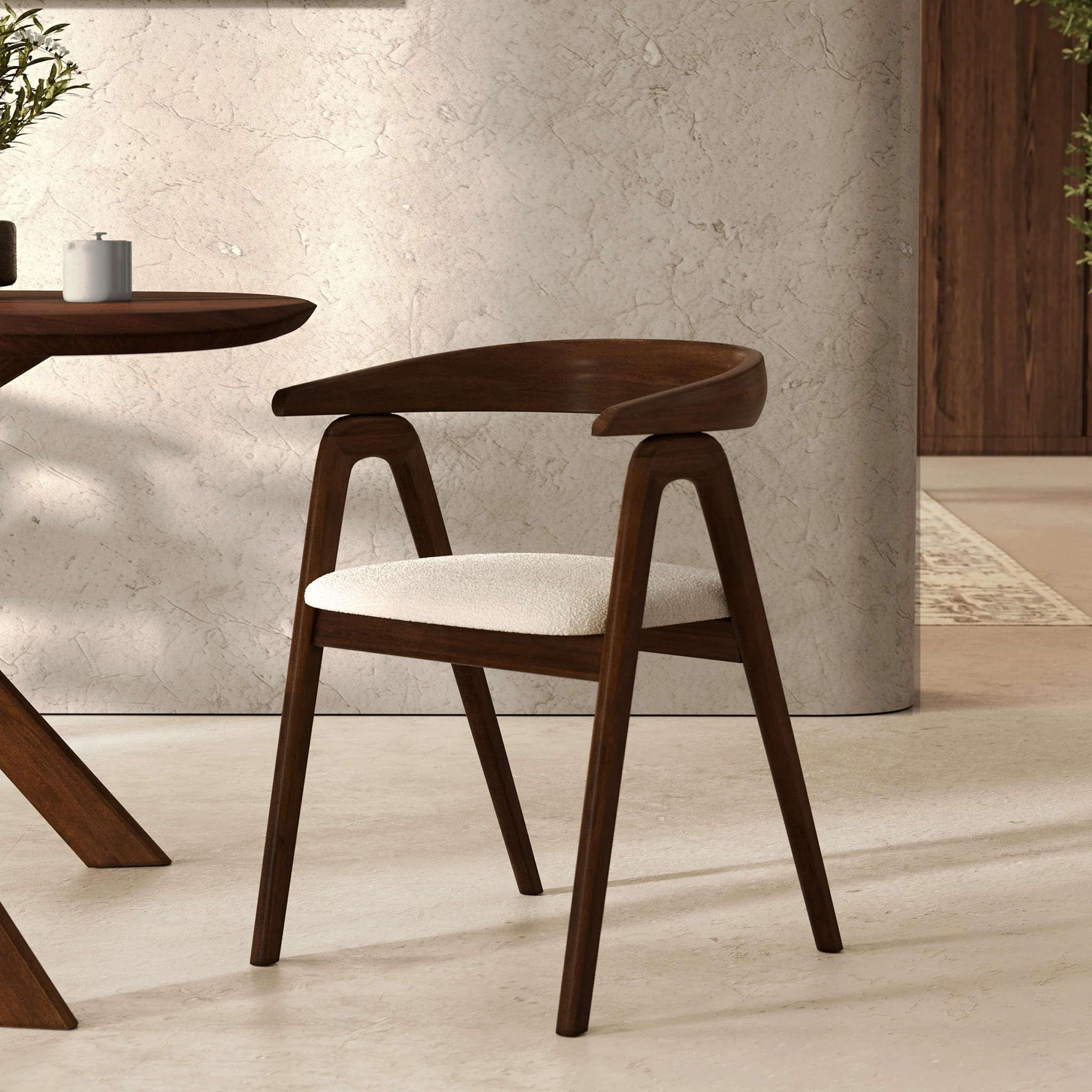 Chaise en bois d'hévéa foncé et tissu bouclé crème - Hawa