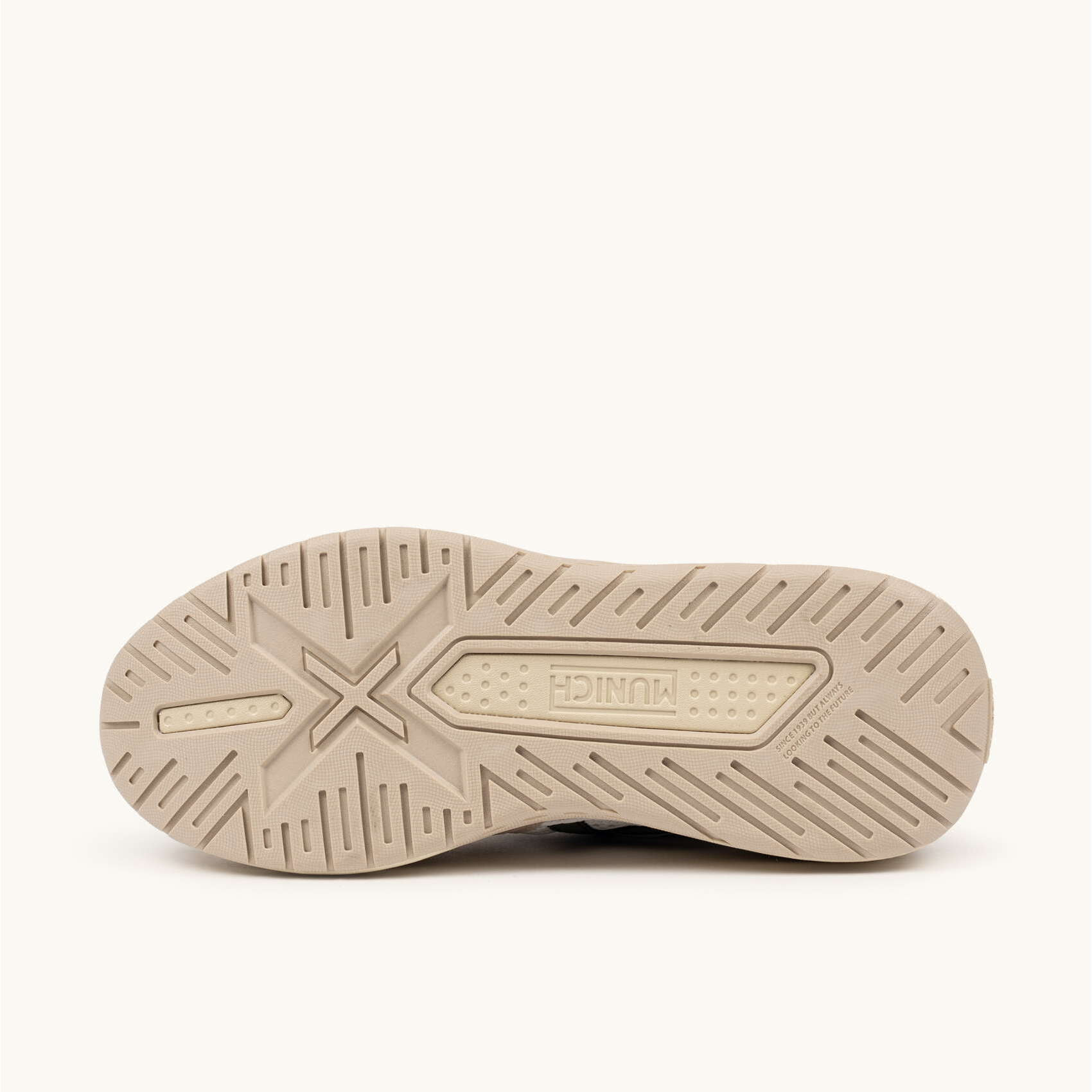 Zapatilla de Silueta Dinámica en Gris y Negro con Suela Técnica MUNICH NEXA 20