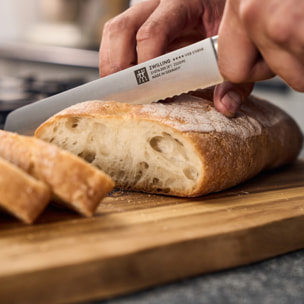 Couteau à pain 20 cm, Tranchant en dents de scie