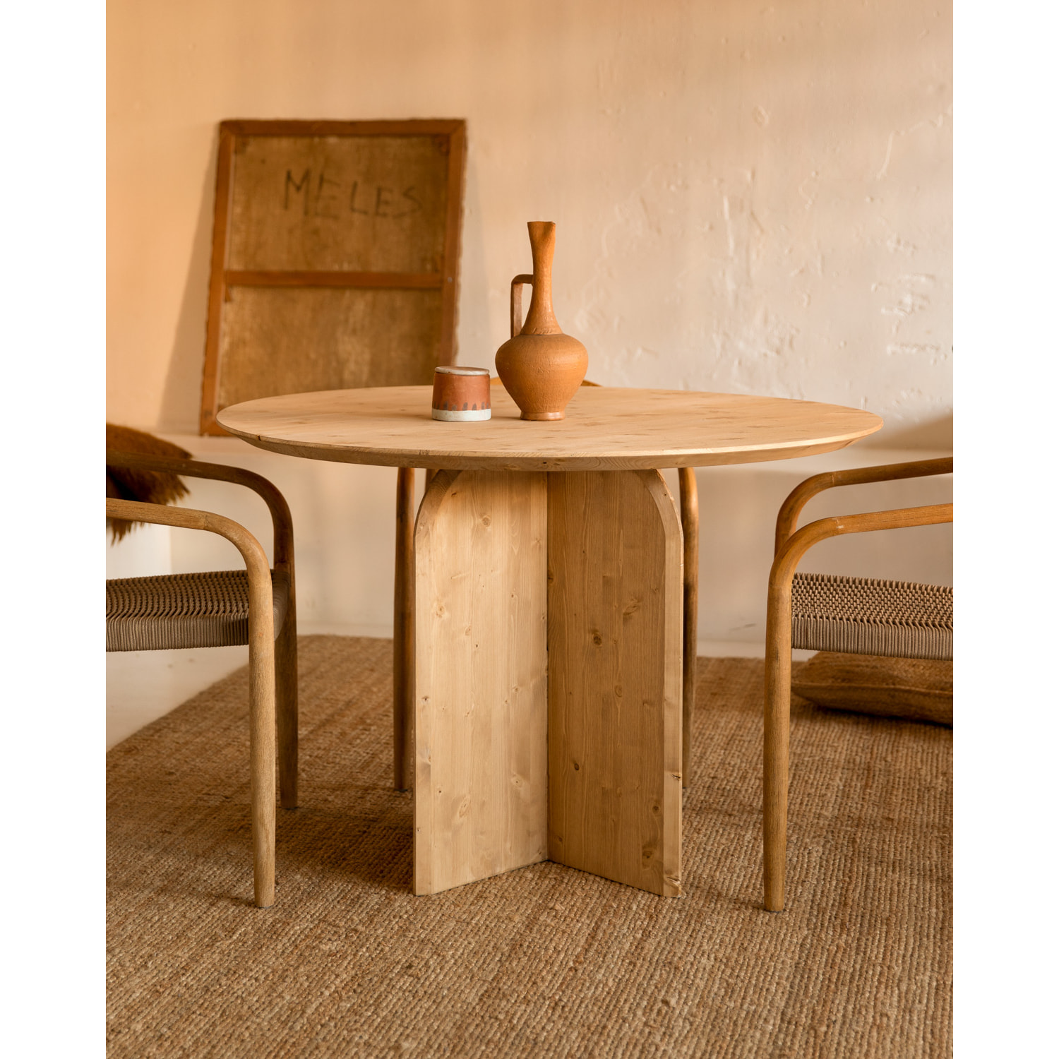 Mesa de comedor redonda de madera maciza en tono roble medio de 110cm Alto: 75.2 Largo: 110 Ancho: 110