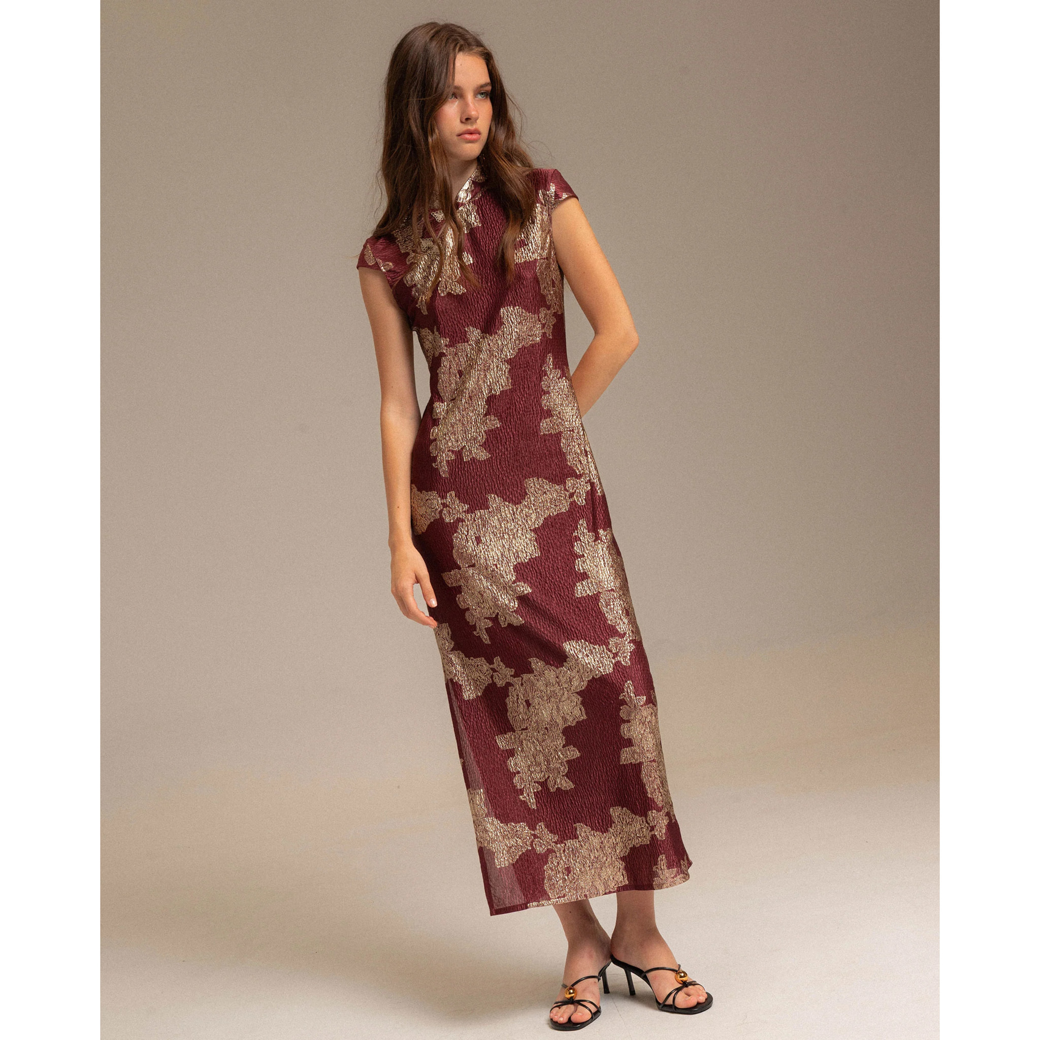 Vestido largo con escote de alamares