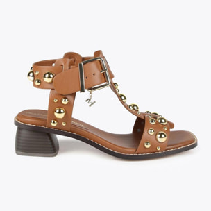 Sandali con tacco e decorazioni in metallo