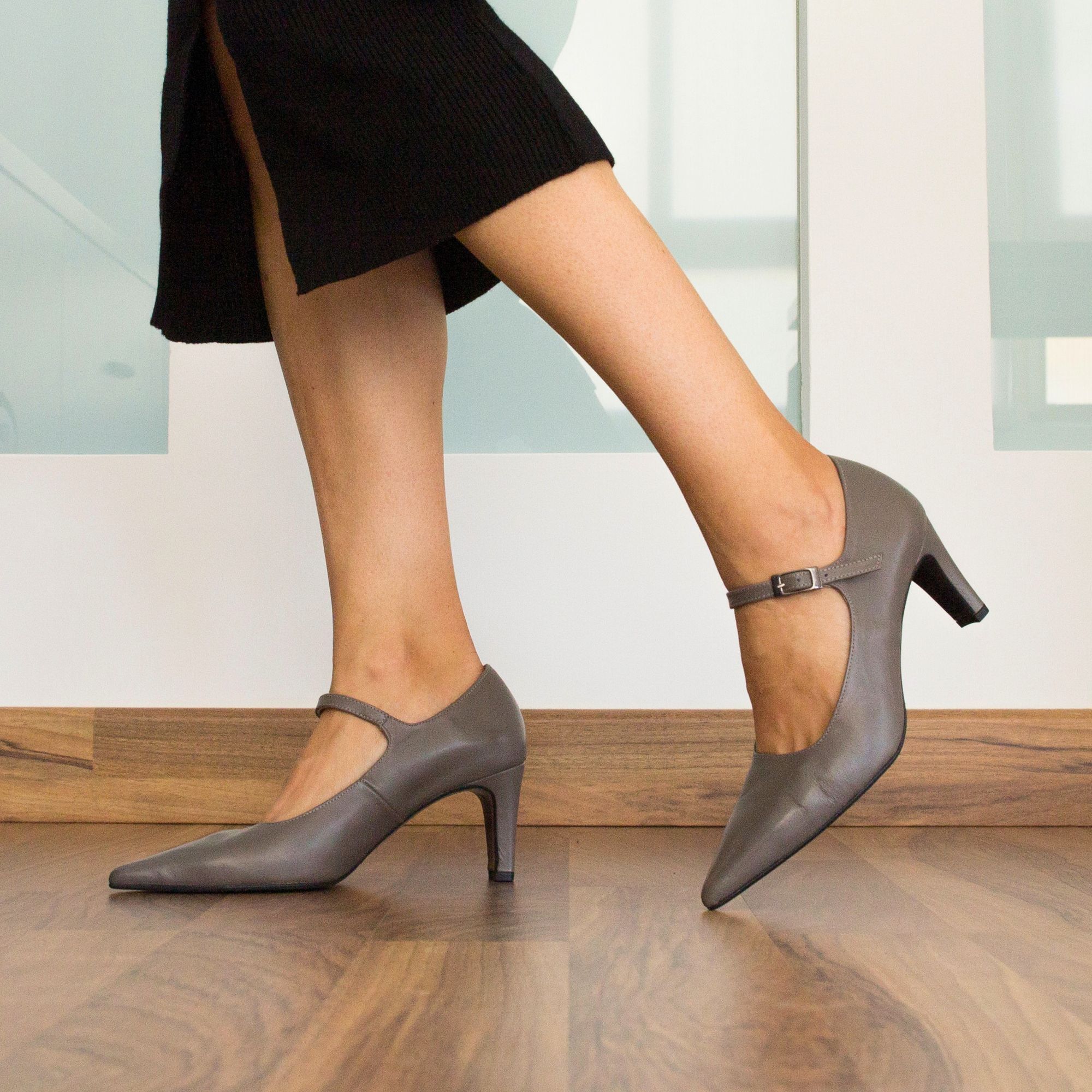 Zapato de salón de piel color taupe con hebilla y tacón de 6 cm