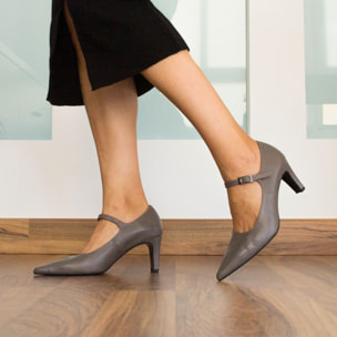 Zapato de salón de piel color taupe con hebilla y tacón de 6 cm