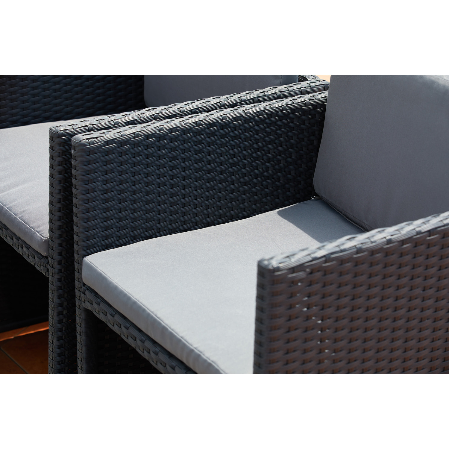 Table et chaises 8 places encastrables en résine noir-gris REGINA