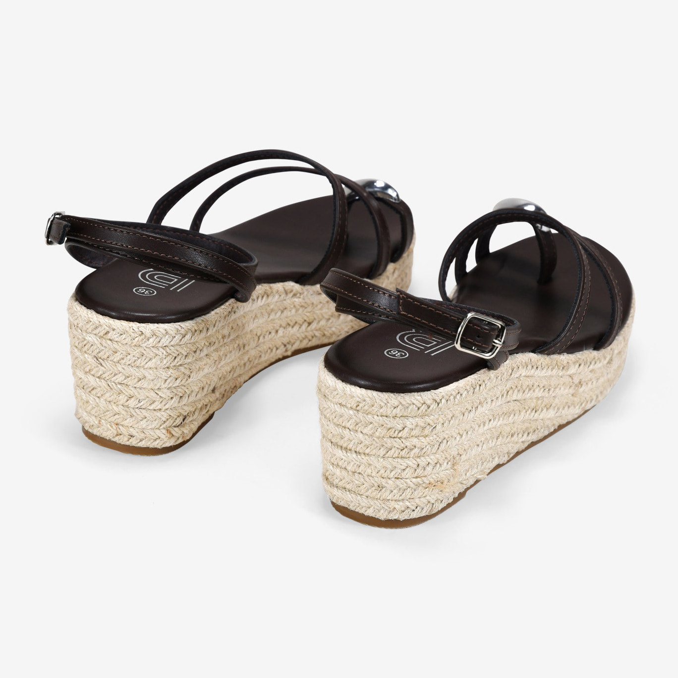 Sandalias de cuña marrones en esparto