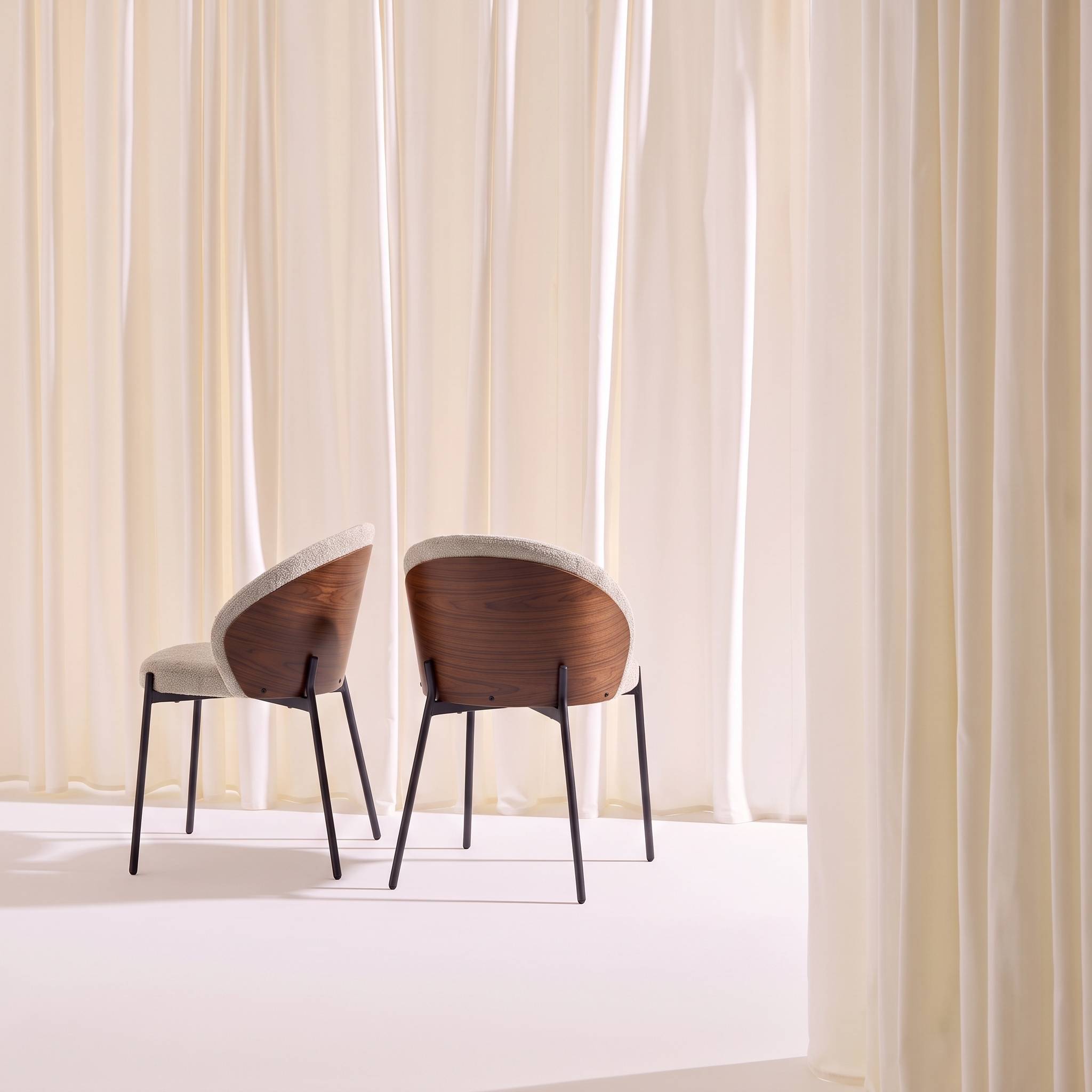 Chaise bois de peuplier teinté noyer, acier et tissu texturé (lot de 2) PAUL