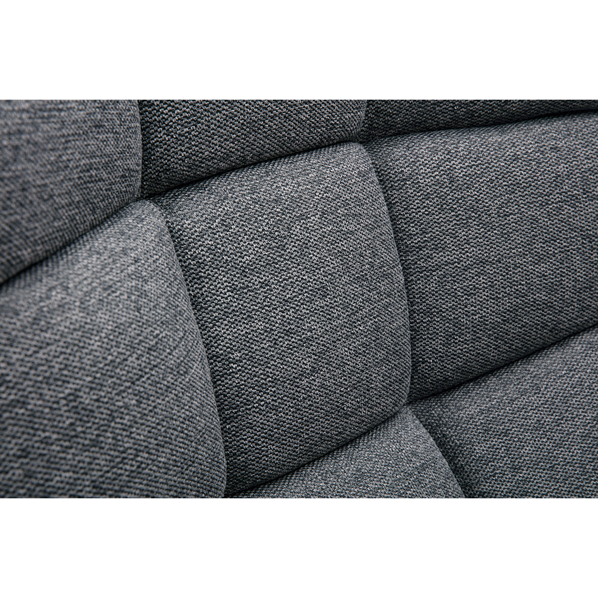 Fauteuil scandinave en tissu effet velours texturé gris foncé et bois clair BRODY