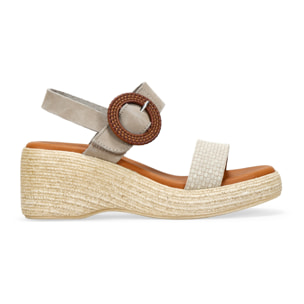 Sandalias taupe en piel con cuña y hebilla