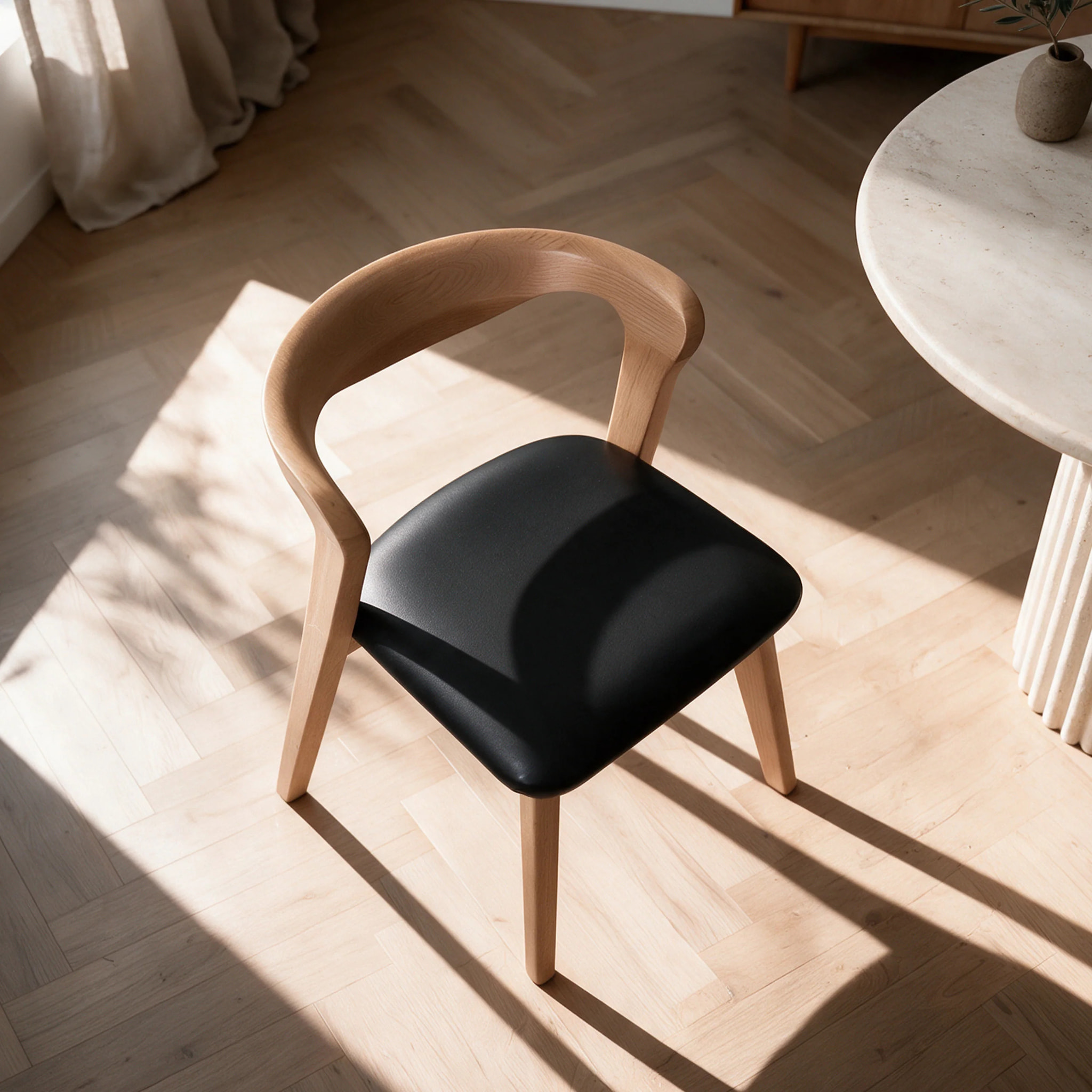 Chaise en bois d'hévéa blond et cuir synthétique noir - Vega