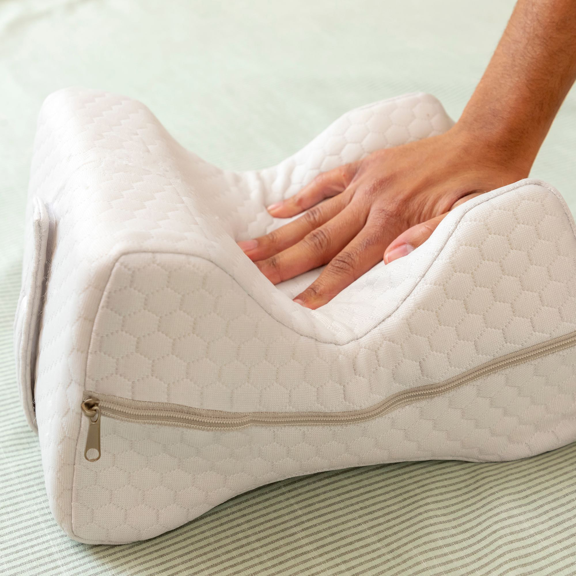 Cuscino ergonomico per ginocchia e gambe - bianco - 21x15,4x25,2 cm
