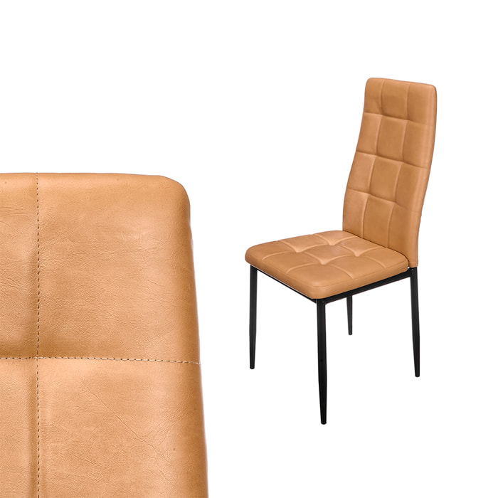 Sedia con schienale alto in pelle color beige.