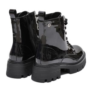 Anfibi in simil pelle verniciata con stringhe