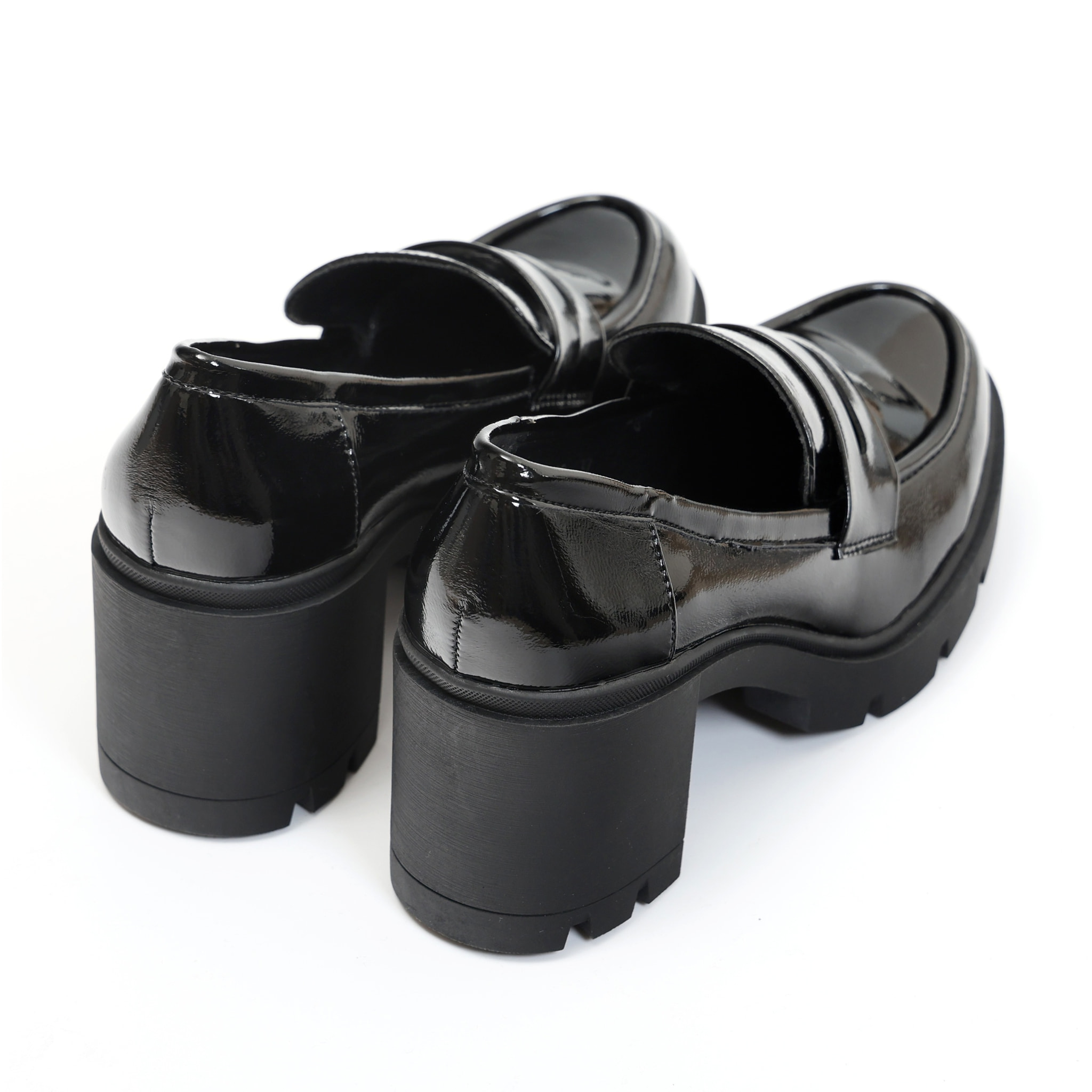 Mocassini in simil pelle verniciata con tacco comodo