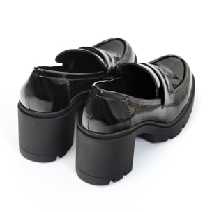 Mocassini in simil pelle verniciata con tacco comodo