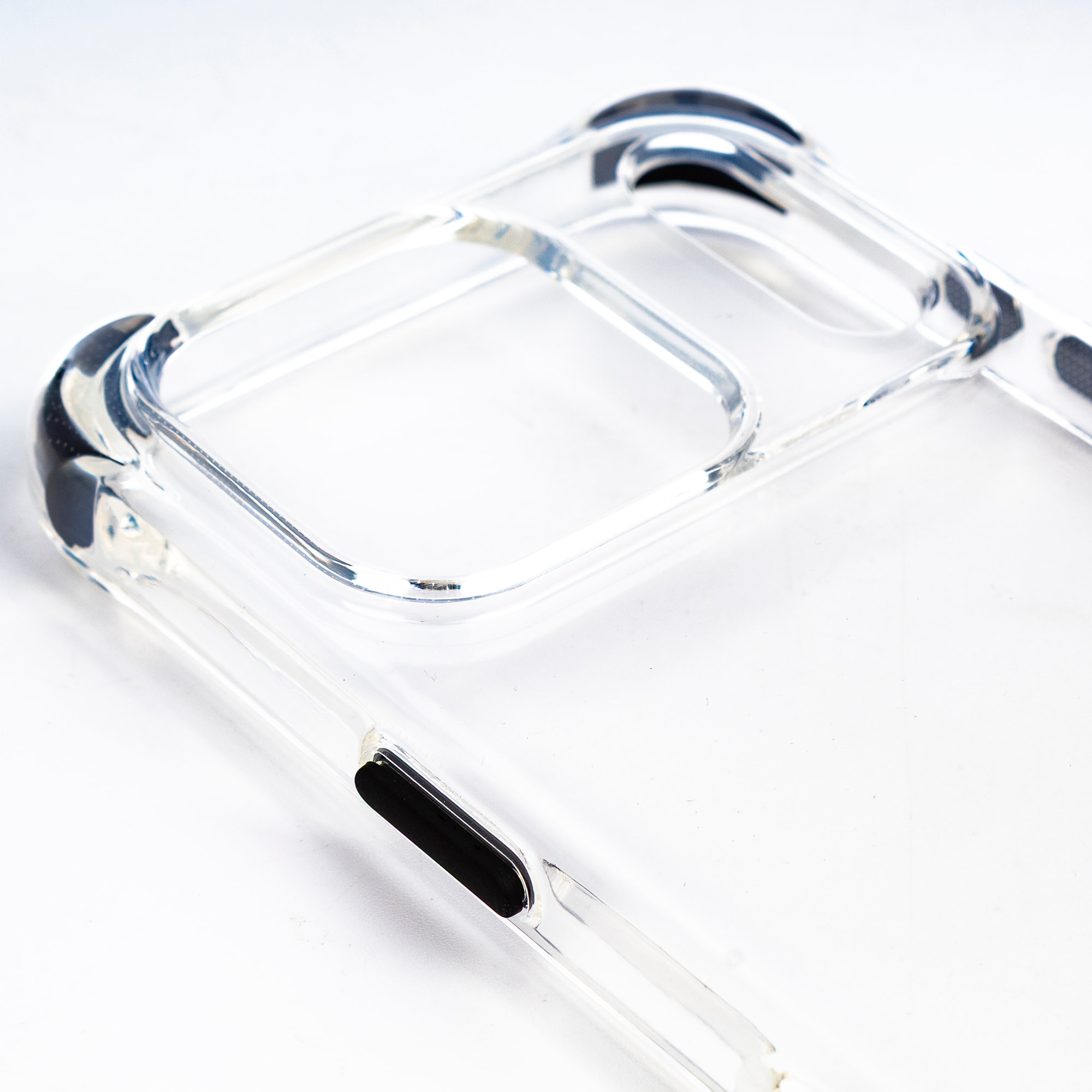 Custodia trasparente con rilievo protettivo per fotocamera, angoli rinforzati neri, antiurto e antifingerprint Magsafe per iPhone 17 Pro.