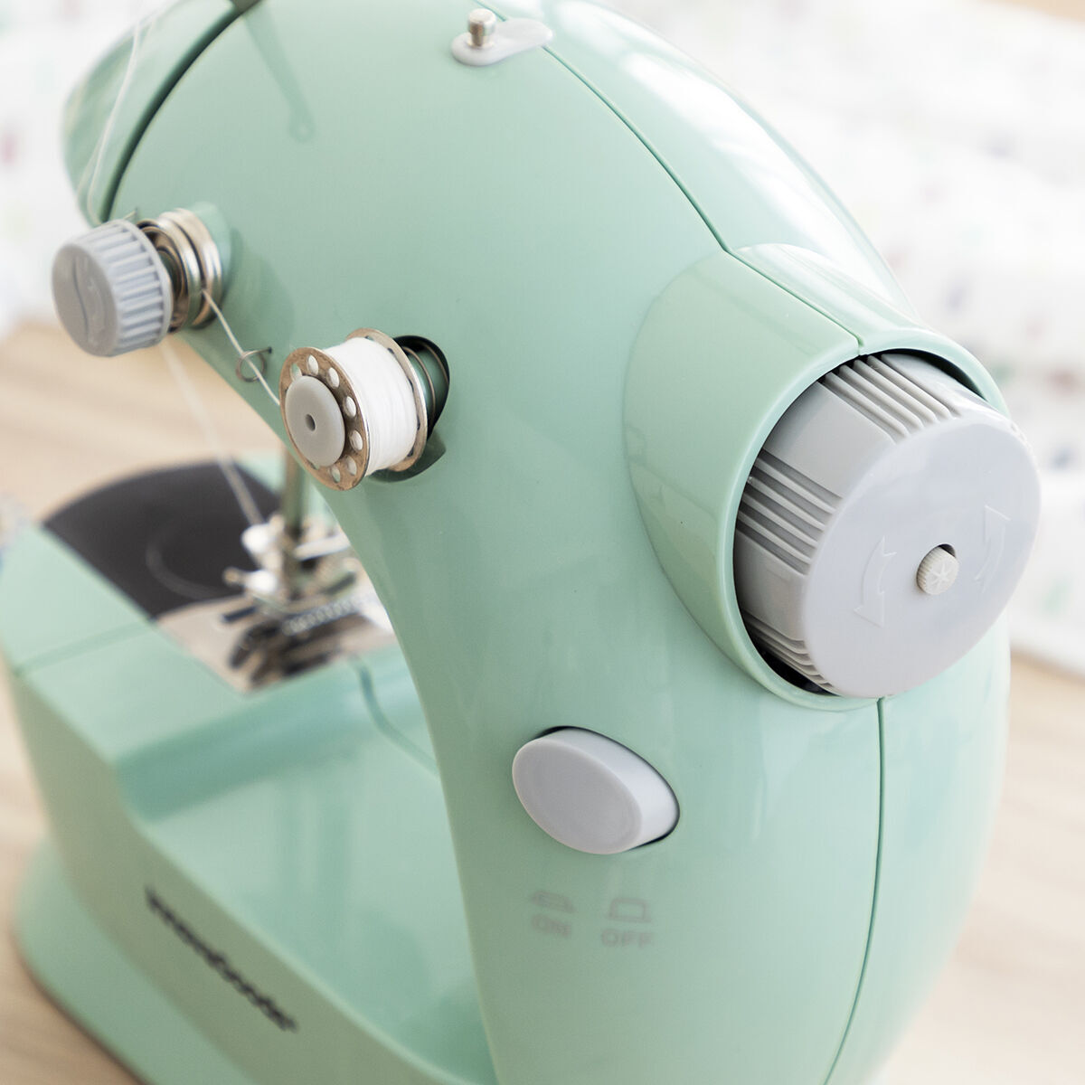 Mini Máquina de Coser Portátil con LED, Cortahílos y Accesorios Sewny InnovaGoods