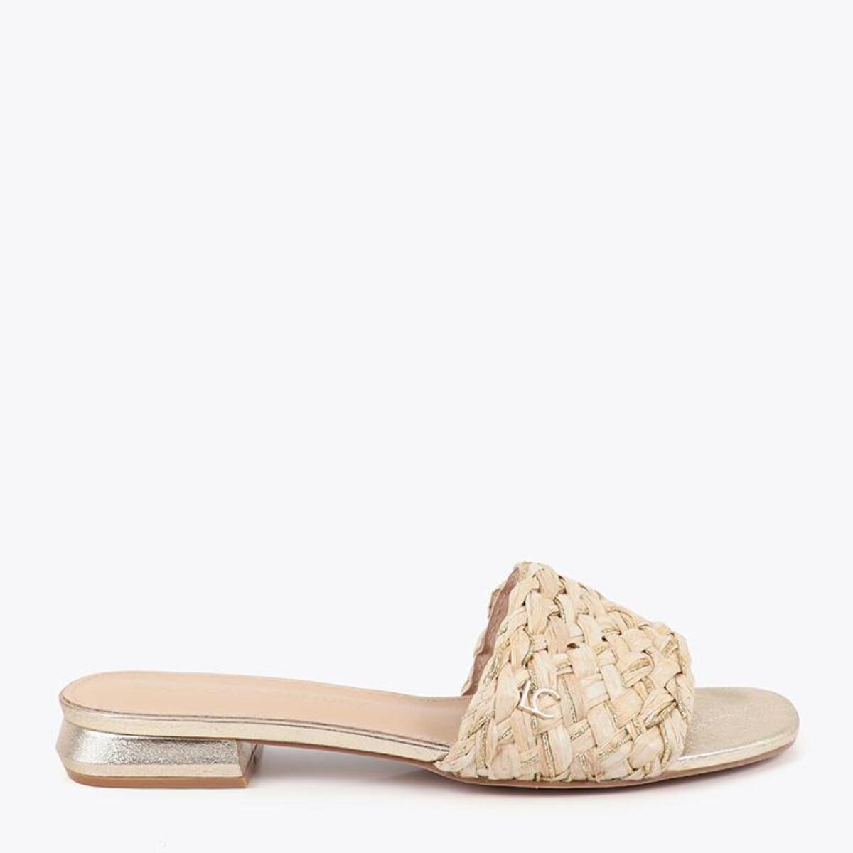 Sandalo basso in effetto rafia metallizzata