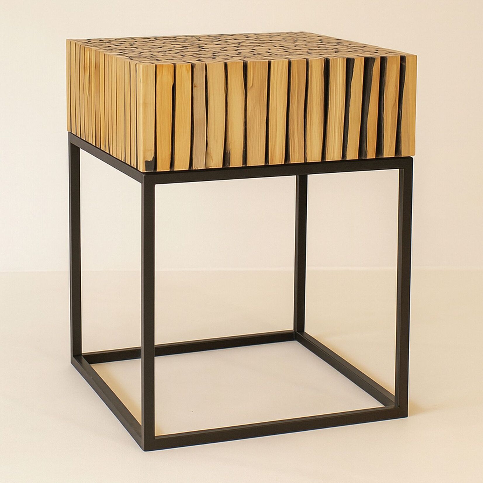 Meuble d'appoint en métal et branche de teck  TAHAA