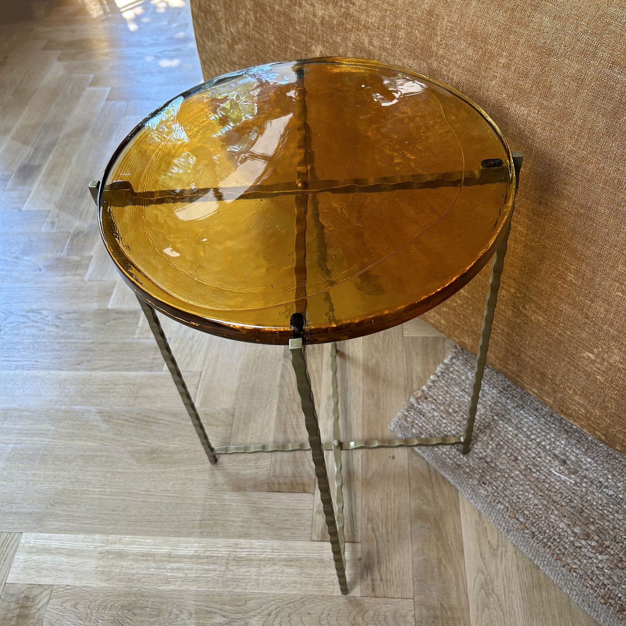 Table d'appoint avec plateau en verre ambre et pieds doré BELLI