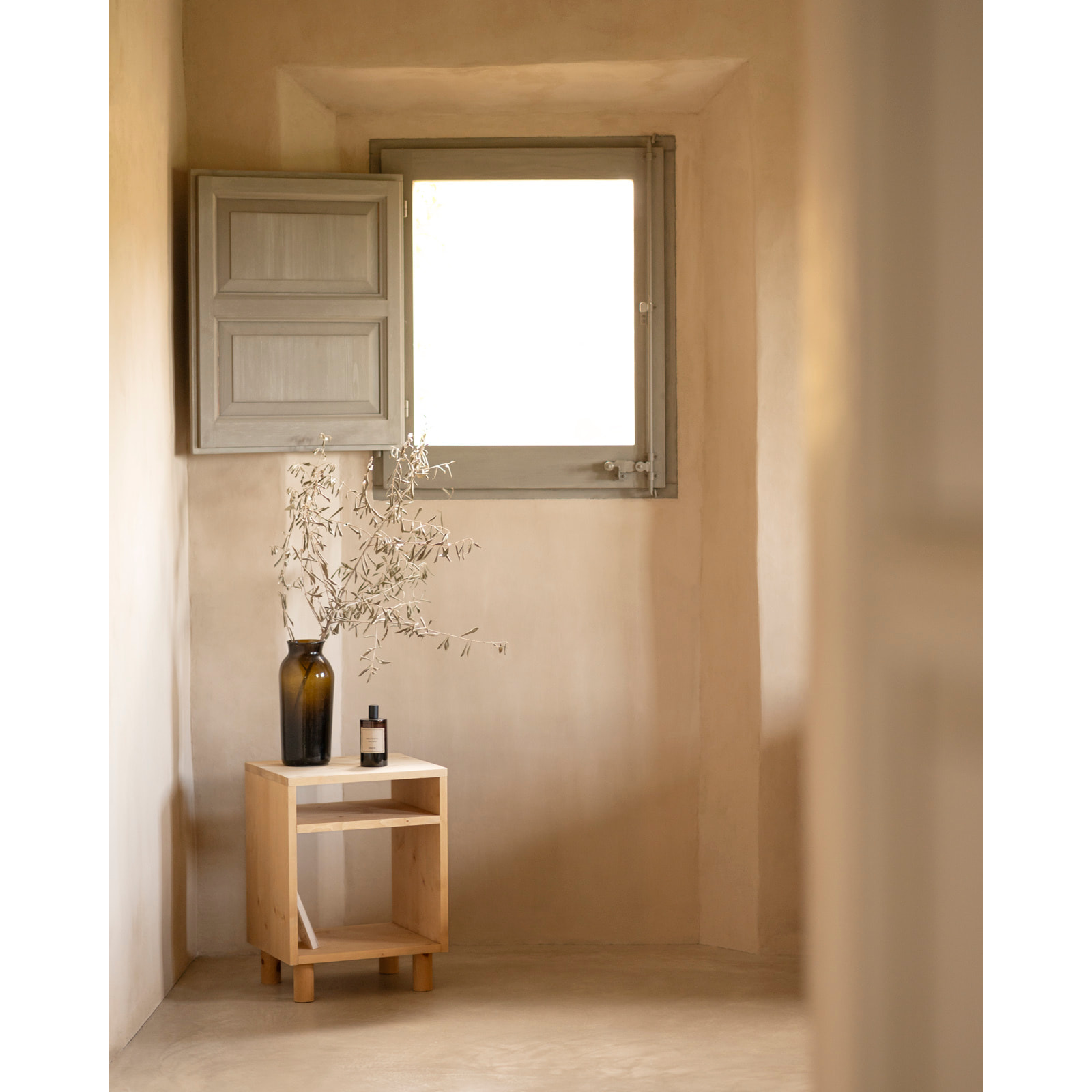 Mesita de noche de madera maciza en tono roble medio de 51x32cm Alto: 50.5 Largo: 32 Ancho: 37.5