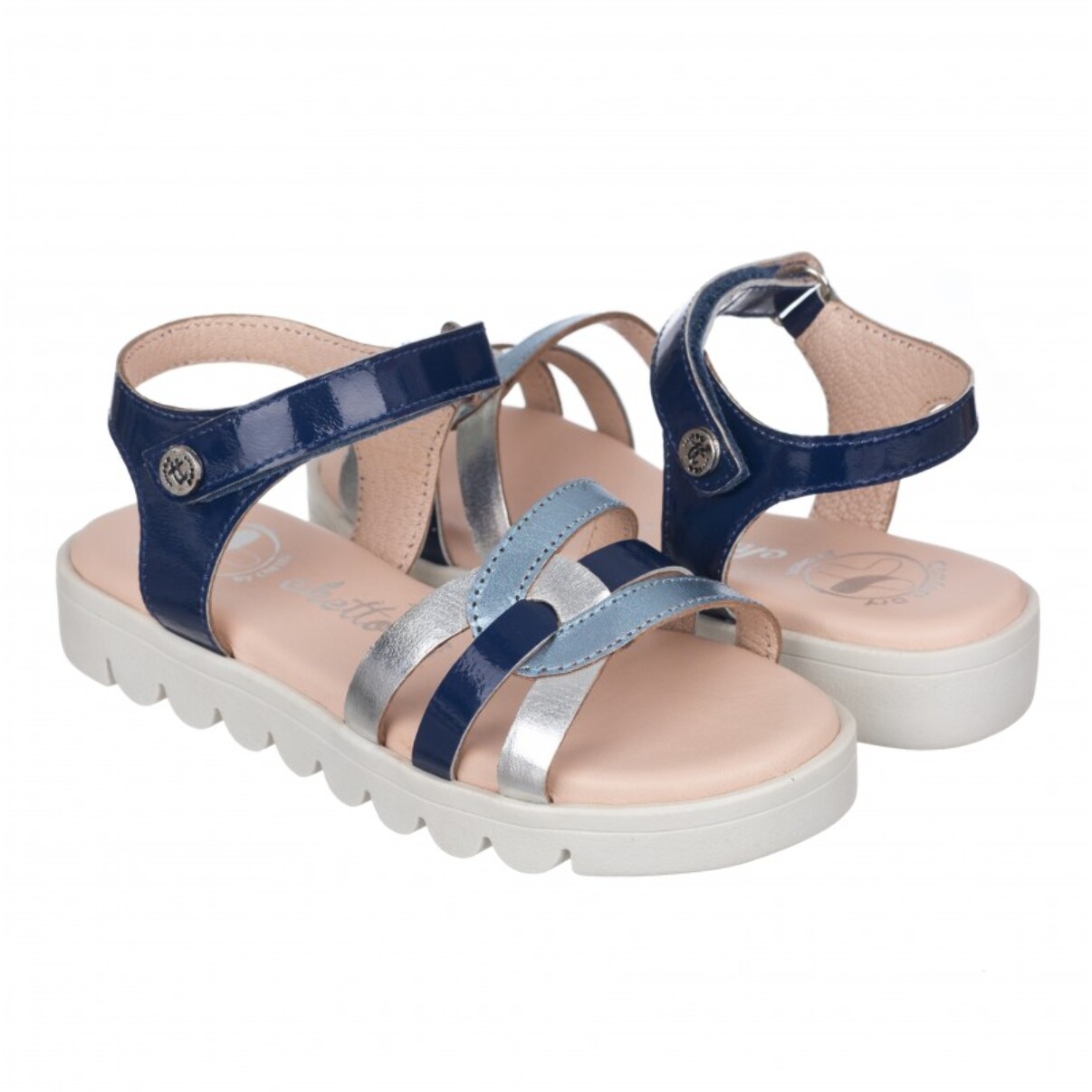 Sandalia toda en piel con suela hiper flexible.