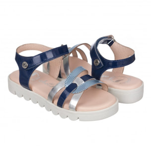 Sandalia toda en piel con suela hiper flexible.