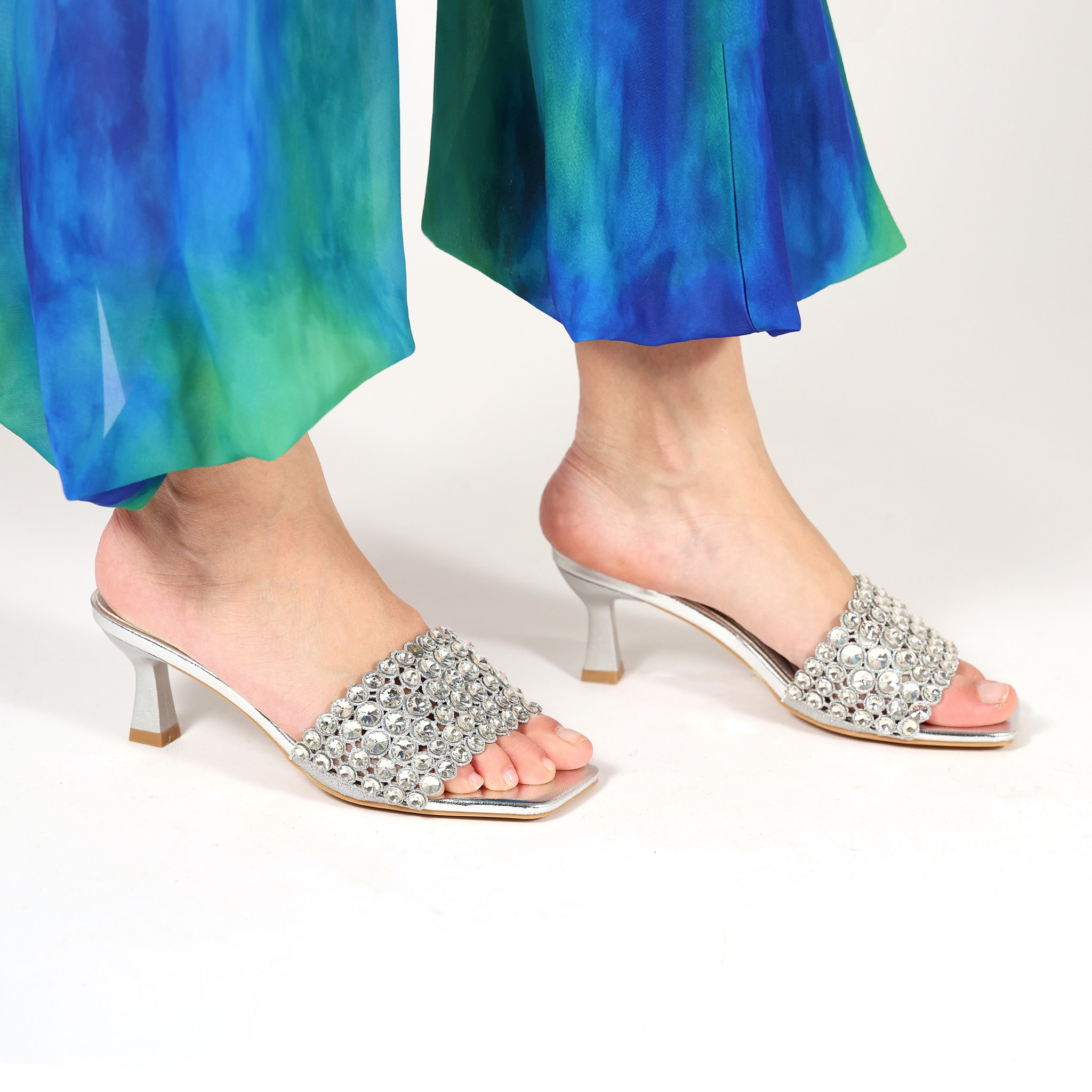 Sandali in simil pelle con tacco a rocchetto e fascia gioiello