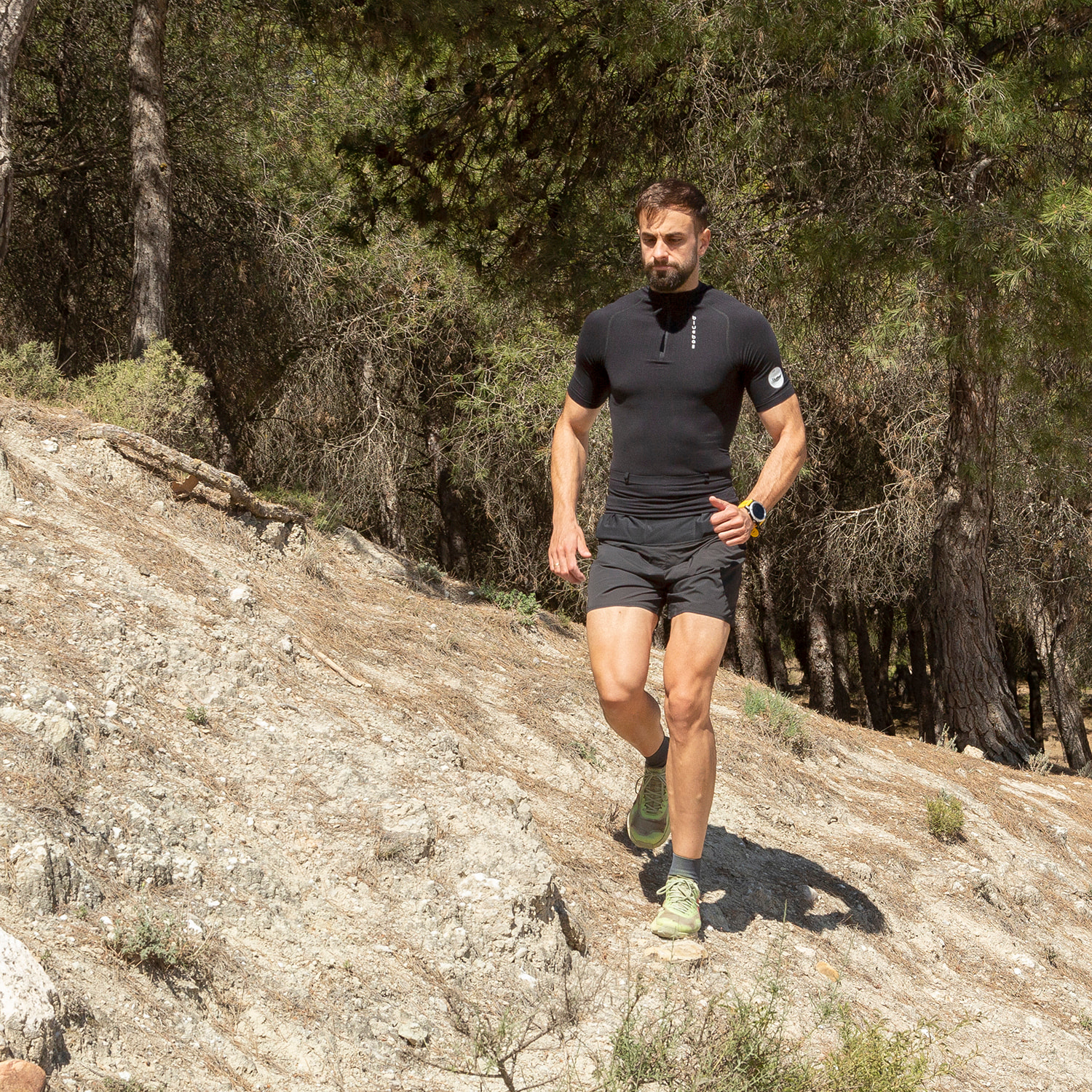 Pantalón corto de trail running negro, holgado y de alto rendimiento con bolsillos integrados